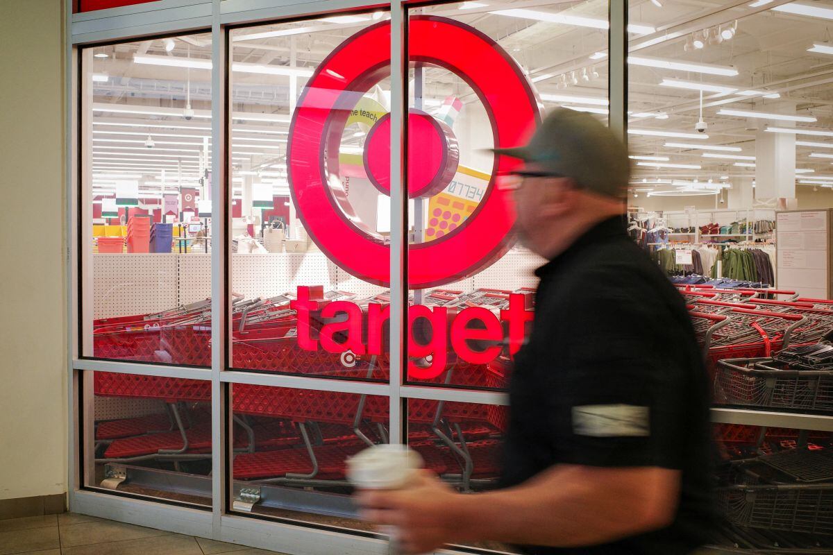 Un comprador pasa por un cartel de una tienda Target en el barrio de Tenleytown en Washington, DC, el 17 de agosto de 2022 (Foto: Mandel Ngan / AFP)