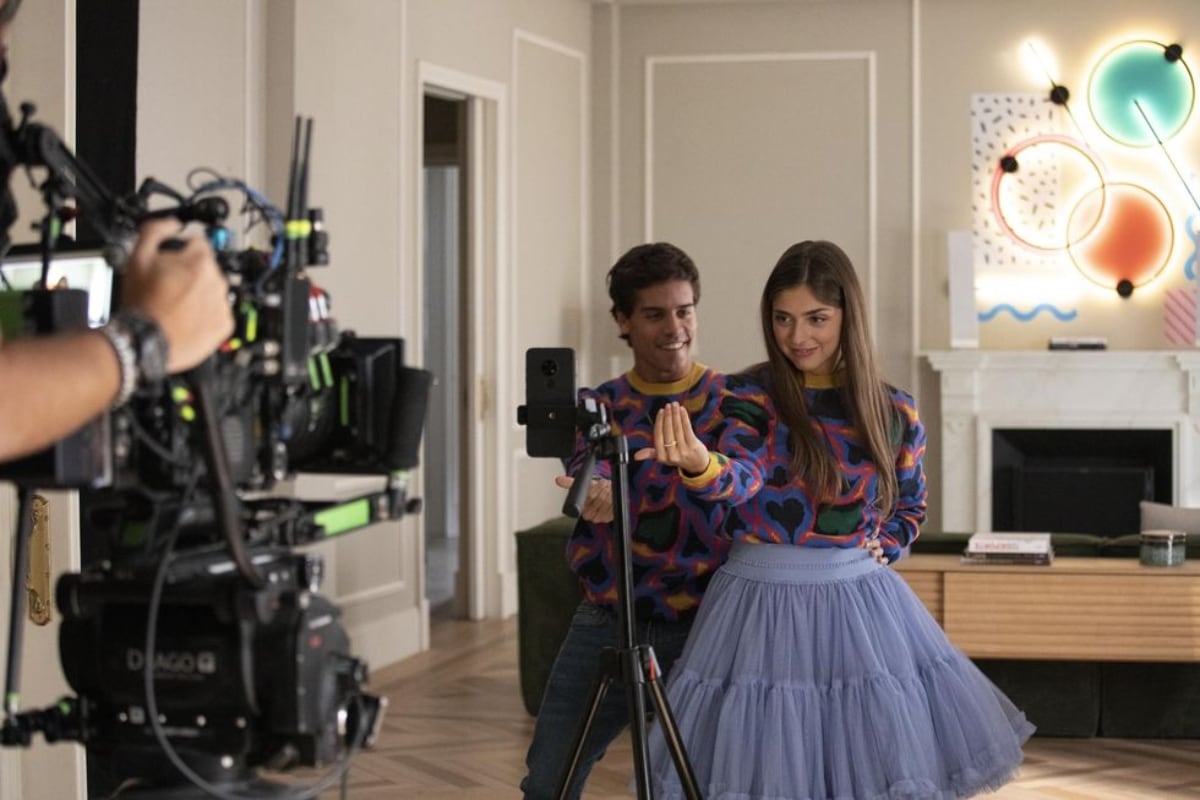 Sara y Raúl grabando una escena de "Élite 6" (Foto: Netflix)