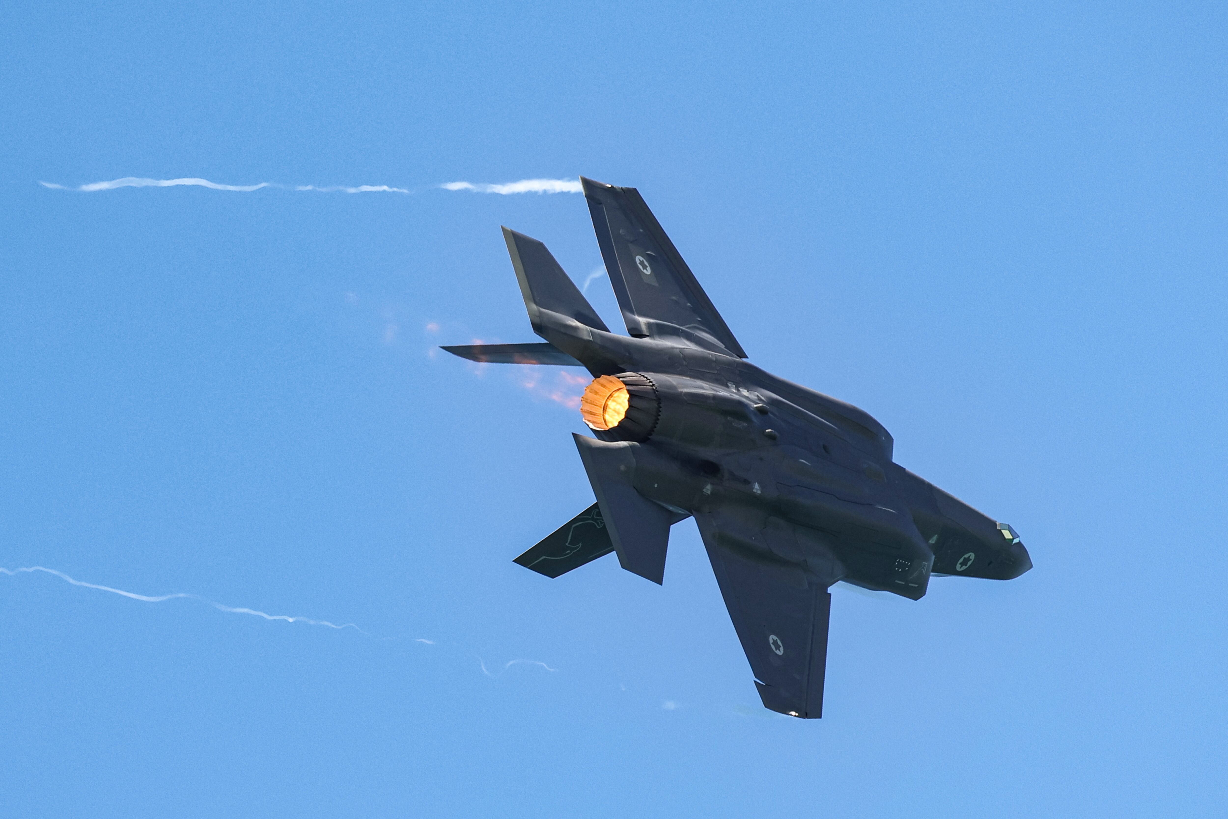 Un caza F-35 Lightning II de la Fuerza Aérea de Israel sobrevuela Tel Aviv durante una exhibición aérea el 26 de abril de 2023. (Foto referencial, JACK GUEZ / AFP).