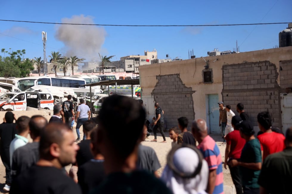 Los palestinos observan cómo se eleva el humo tras un ataque militar israelí en Jan Yunis, al sur de la Franja de Gaza, el 14 de junio de 2026. Foto: Bashar Taleb / AFP
