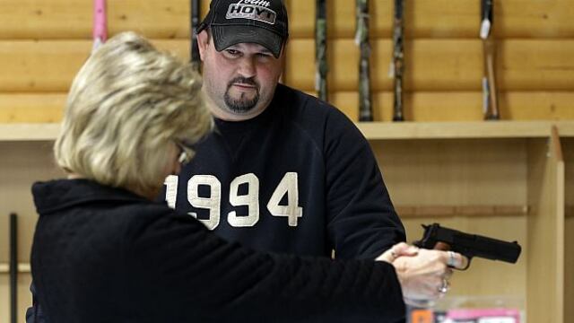 Vendedor de armas hiere a mujer cuando le mostraba pistola