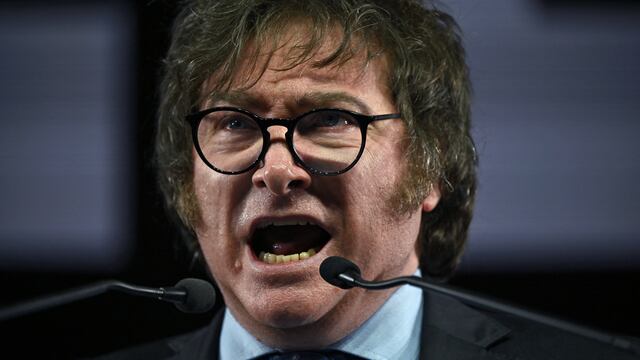 Javier Milei, candidato presidencial por La Libertad Alianza Avanza, pronuncia un discurso durante el cierre de su campaña para las elecciones primarias del 13 de agosto, en el Movistar Arena de Buenos Aires, Argentina. (Foto por Luis ROBAYO / AFP).