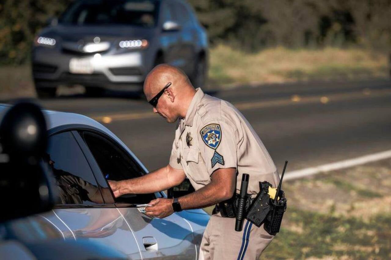 Cualquier conductor que sea sorprendido circulando a 50 millas por hora o más enfrentará duras consecuencias desde la primera infracción (Foto: AFP)