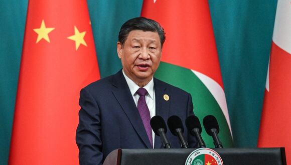 El presidente de China, Xi Jinping, pronuncia un discurso durante una ceremonia en la Casa de Huésped Estatal Diaoyutai, en Beijing, el 30 de mayo de 2024. (Foto de JADE GAO / AFP)