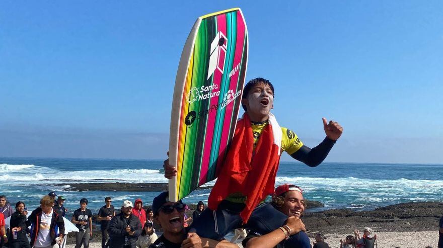 "Demasiado feliz una vez más por mi victoria, me esforcé y lo logré, cumpliendo mi objetivo, nos vamos por más" dijo Maycol hace unos meses en Chile, tras ganar un título. Hoy es campeón de mundo juvenil en Bodyboard. FOTO: IG.