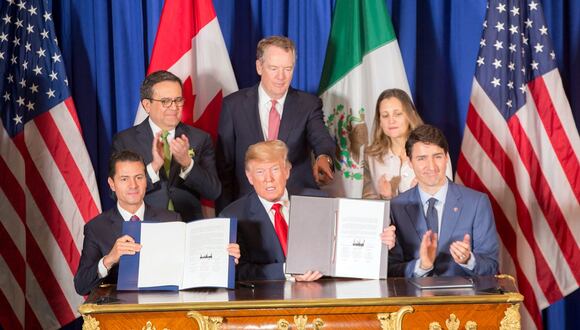 El presidente de México, Enrique Peña Nieto; de Estados Unidos, Donald Trump; y el primer ministro de Canadá, Justin Trudeau, firman el T-MEC que reemplaza el TLCAN. (Foto del Gobierno mexicano)