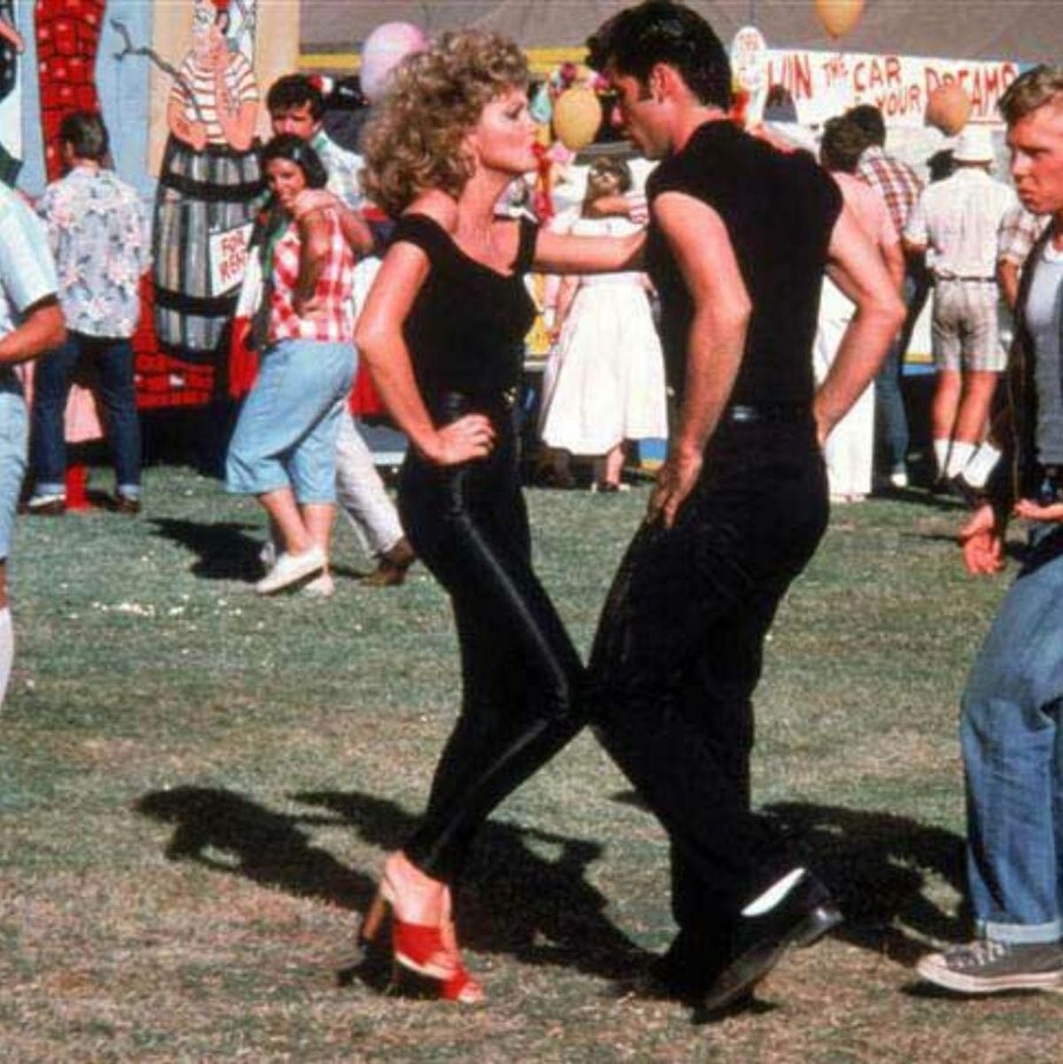 La soltura de Danny se nota cuando baila, pero Sandy hace su mejor esfuerzo porque la vestimenta no se lo permite (Foto: Paramount Pictures)