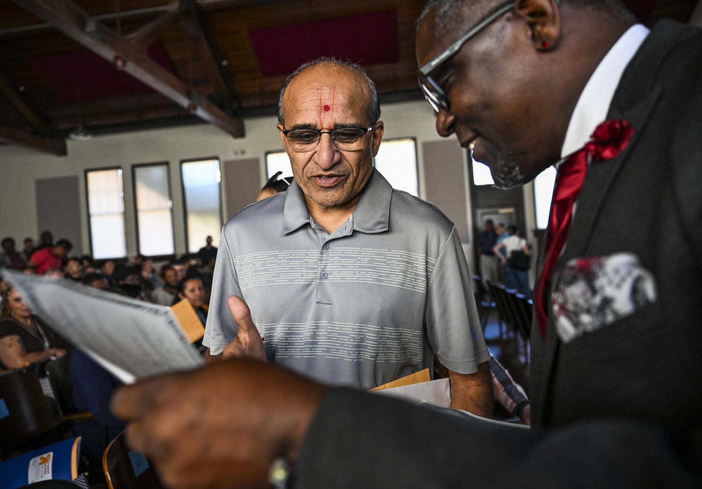 Los inmigrantes que buscan la ciudadanía estadounidense deben cumplir con los requisitos y pasar los exámenes de USCIS (Foto: CHANDAN KHANNA / AFP)
