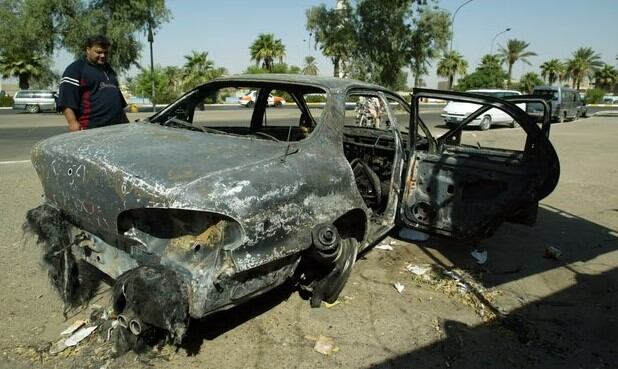 Un carro incendiado en el lugar donde guardias de Blackwater abrieron fuego contra una multitud en Bagdad, Irak, en 2007. (Ali Yussef/AFP/Getty Images).