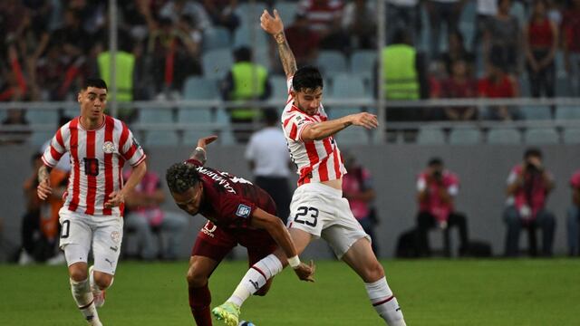 Venezuela's midfielder Jose Martinez (C) fights for the ball with Paraguay's midfielder Mathias Villasanti (R) during the 2026 FIFA World Cup South American qualifiers football match between Venezuela and Paraguay, at the Monumental stadium in Maturin, Venezuela, on September 12, 2023. (Photo by Yuri CORTEZ / AFP)