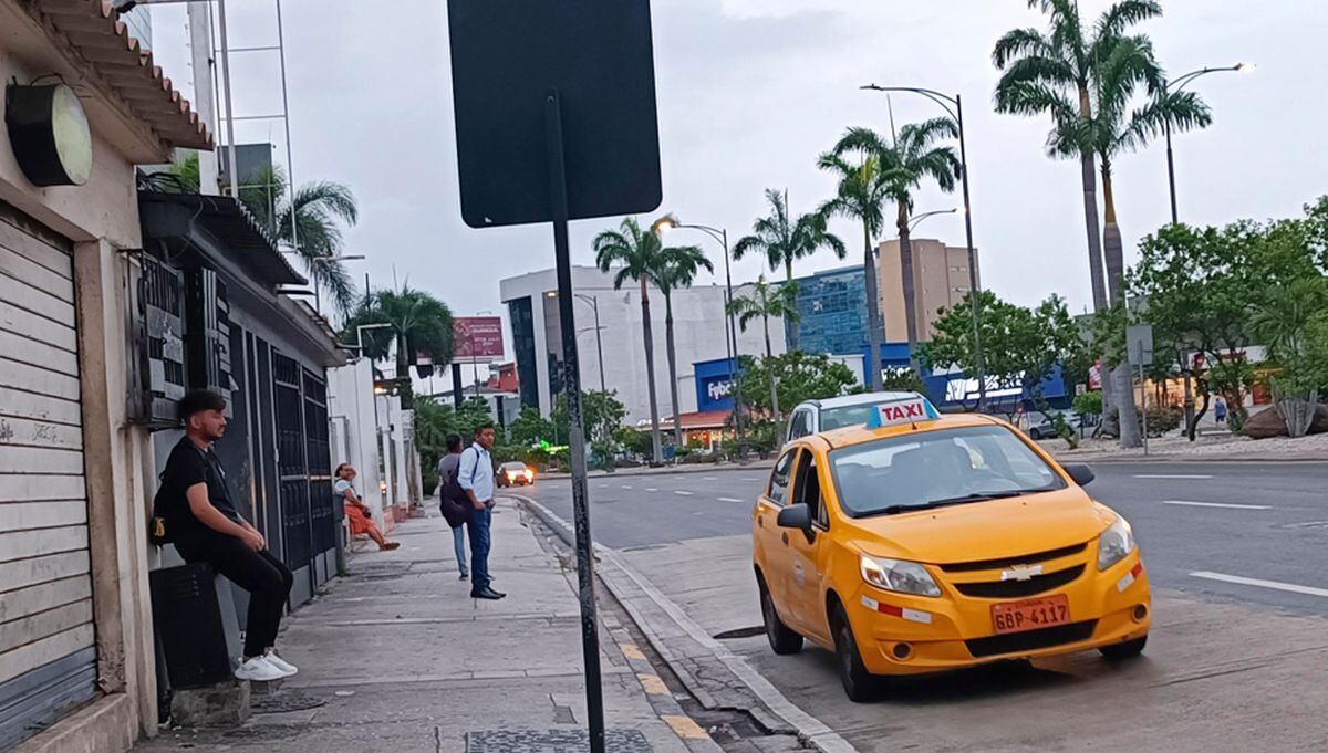 Ciudadanos esperan autobuses del servicio público para transportase, el 10 de enero de 2024, durante el segundo día del estado de excepción declarado por el presidente de Ecuador, Daniel Noboa, en la avenida Francisco de Orellana en Guayaquil (Ecuador) | Foto: EFE/ Carlos Durán Araújo
