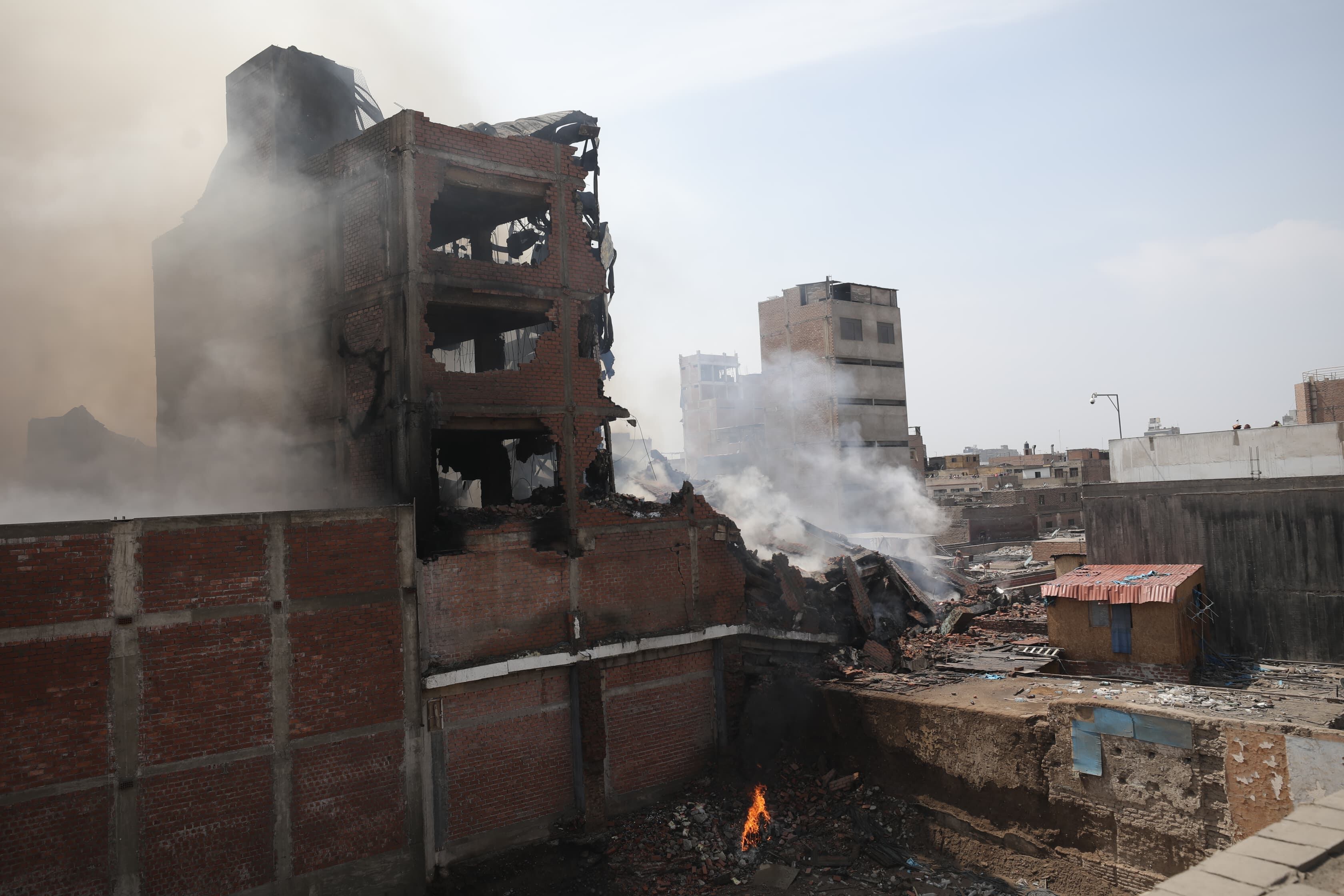 El incendio en Barrios Altos destruyó un almacén. (Foto: Britanie Arroyo / @photo.gec)