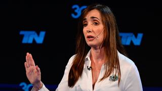 Victoria Villarruel, candidata a vicepresidente de Milei, vota entre gritos y carteles que piden “nunca más”