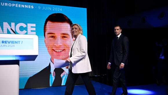 La líder del partido francés de extrema derecha Agrupación National (RN), Marine Le Pen, y el presidente del partido, Jordan Bardella, llegan al escenario para dirigirse a los militantes después de las elecciones europeas. (Foto de JULIEN DE ROSA / AFP).