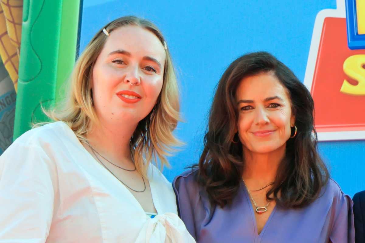 De izquierda a derecha Kenna Harris (dirección) y Lindsay Collins (producción), parte del equipo de