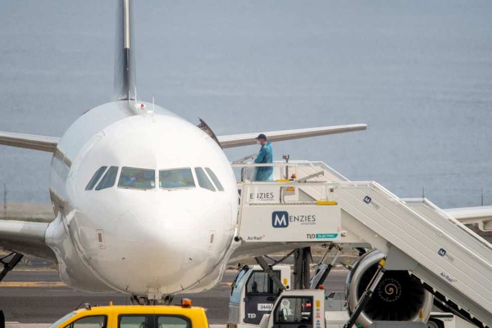 Un ciudadano británico sube a un avión con destino al Reino Unido que transporta a pasajeros evacuados del crucero MV Hondius, de bandera neerlandesa y afectado por un brote de hantavirus, en el aeropuerto de Tenerife Sur-Reina Sofía, en la isla de Tenerife, en las Islas Canarias (España), el 10 de mayo de 2026. Foto: Antonio Sempere / AFP