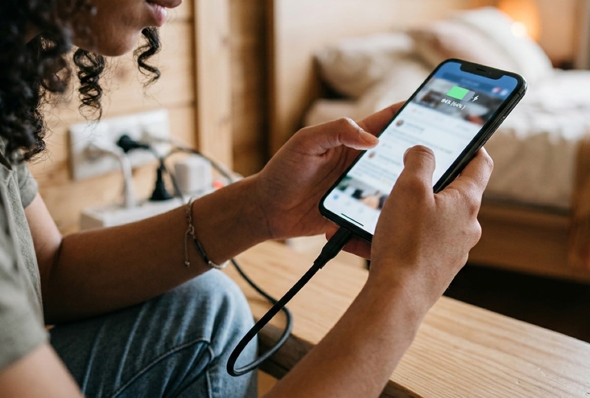 La vida útil de las baterías de los celulares puede reducirse si se exponen frecuentemente a altas temperaturas. | Crédito: Imagen creada por El Comercio MAG usando Gemini