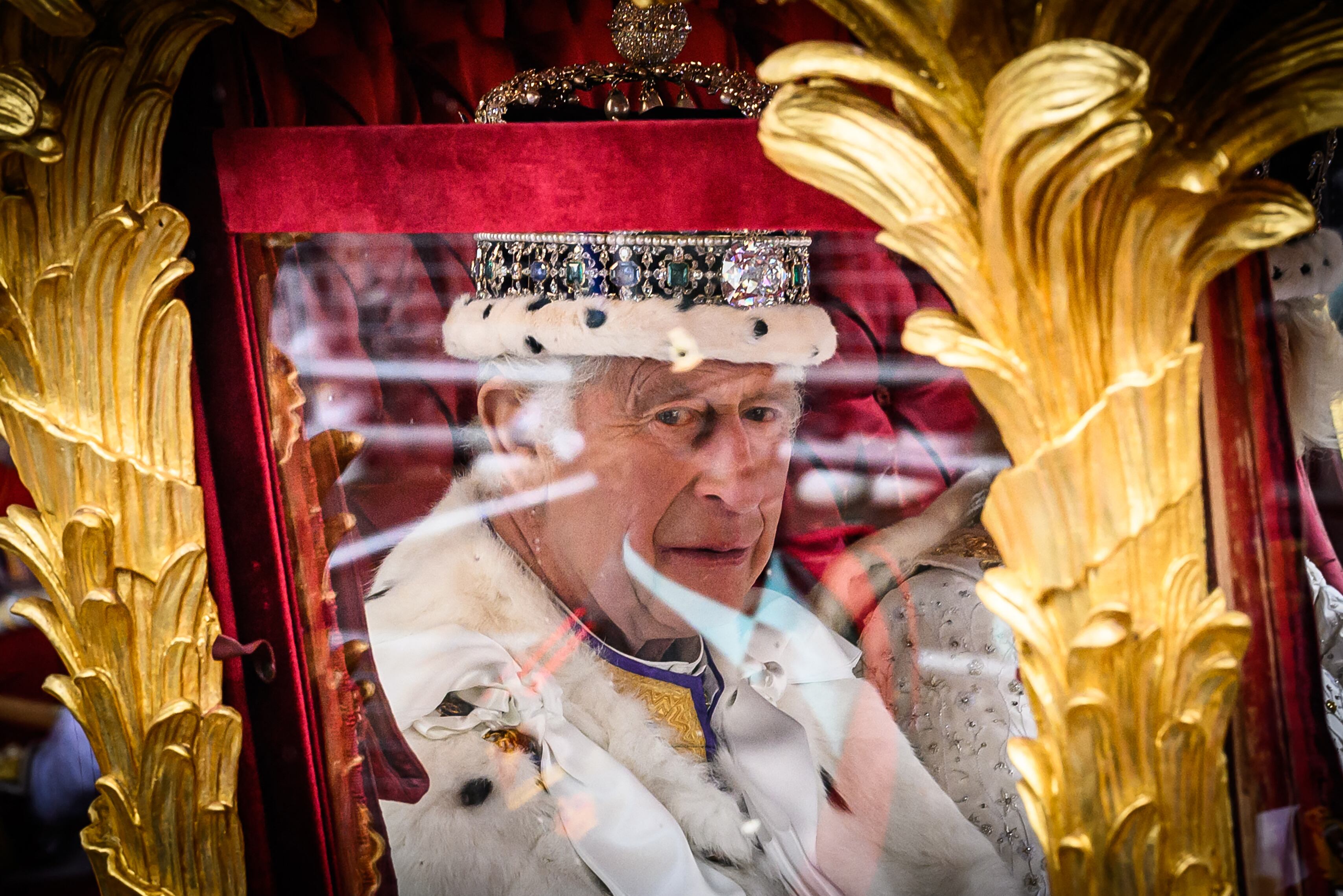 El rey Carlos III de Gran Bretaña comienza su viaje en el Gold State Coach, en la 'Procesión del Rey', el 6 de mayo de 2023. (Foto de LOIC VENANCE / AFP).