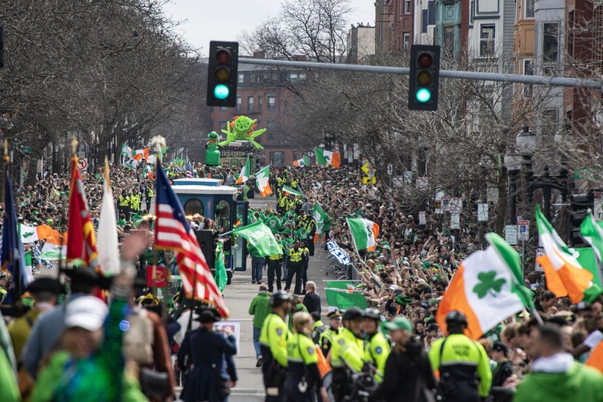Los espectadores ondean banderas y animan a los manifestantes durante el Desfile Anual del Día de San Patricio en Boston, Massachusetts, el 16 de marzo de 2025 (Foto: Joseph Prezioso / AFP)