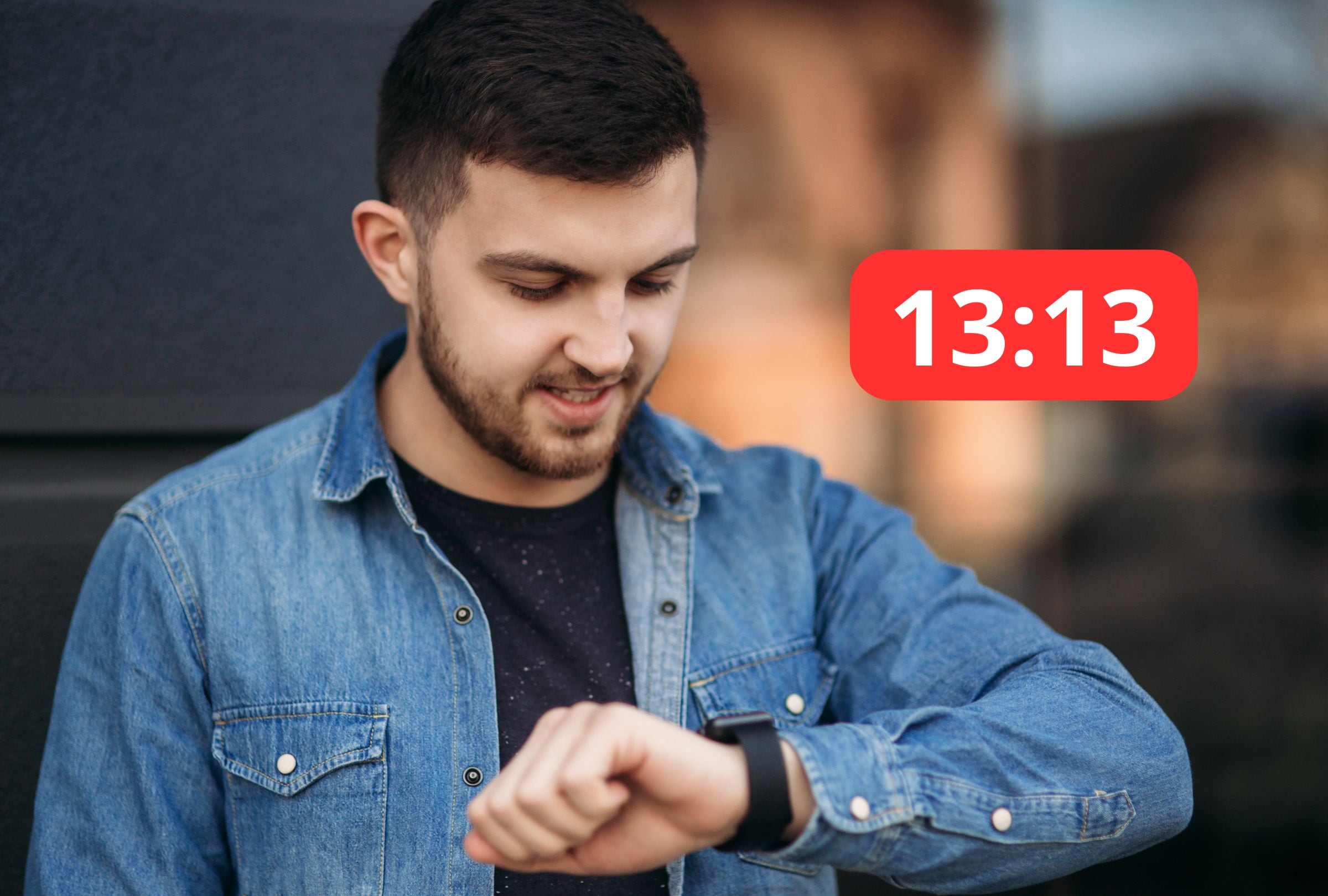 Esta es una imagen referencial de una persona dándose cuenta que son las 13:13. (Imagen: El Comercio / Mag / Canva)