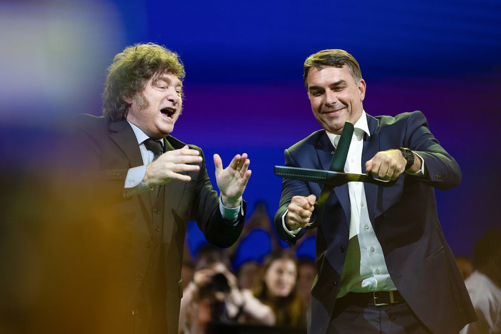 El senador de Brasil Flávio Bolsonaro reacciona junto al presidente de Argentina, Javier Milei, durante la convención nacional del Partido Liberal de Brasil (PL), en São Paulo, Brasil, el 25 de julio de 2026. (Isaac Fontana / EFE)