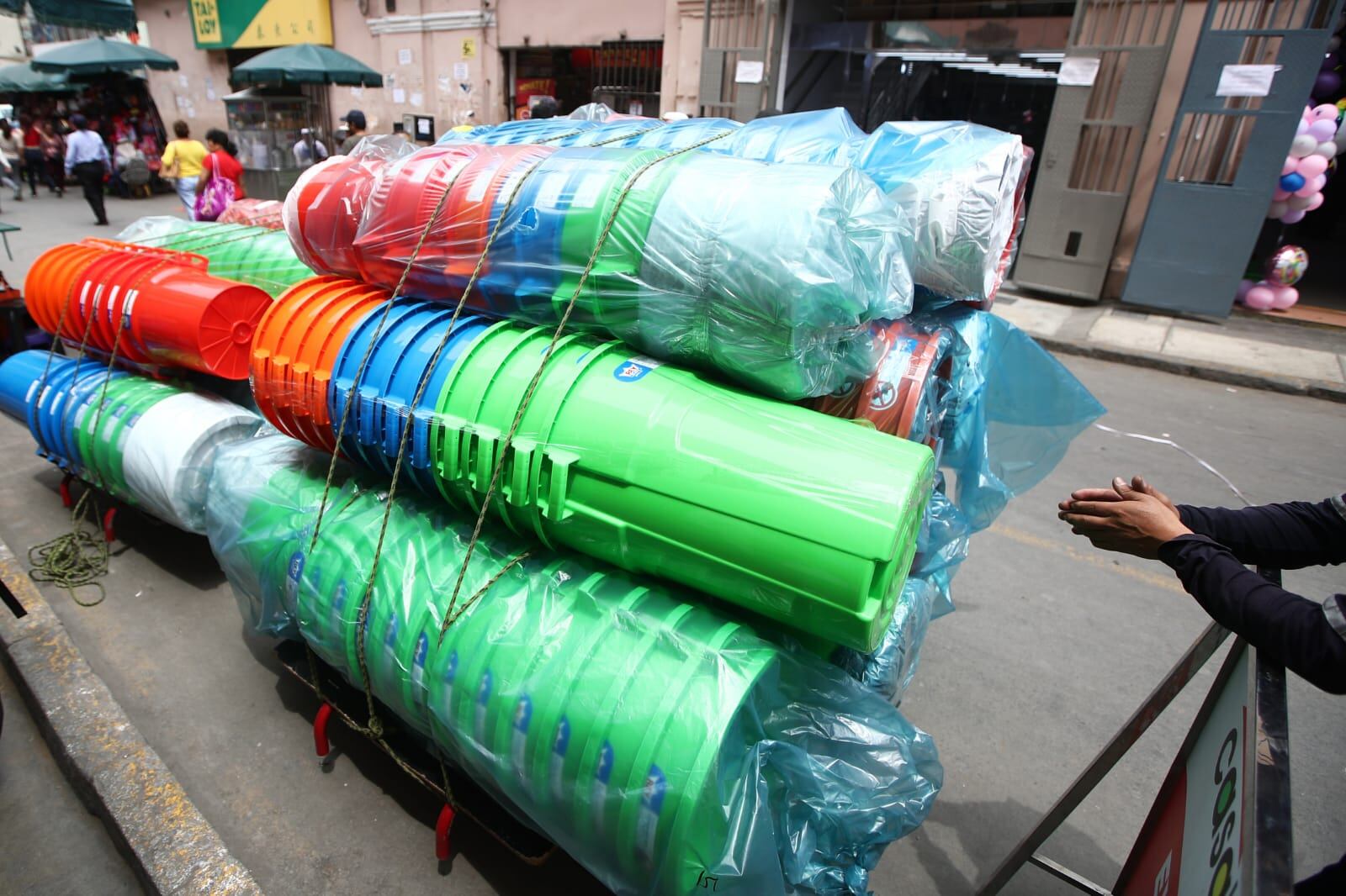 “Estos malos comerciantes deben saber que la intervenciones que se realicen podrían devenir en sanciones penales de la Fiscalía y administrativas por parte del Indecopi”, apuntó presidente de la Comisión de Defensa del Consumidor del Congreso, Wilson Soto. (Foto: El Comercio)