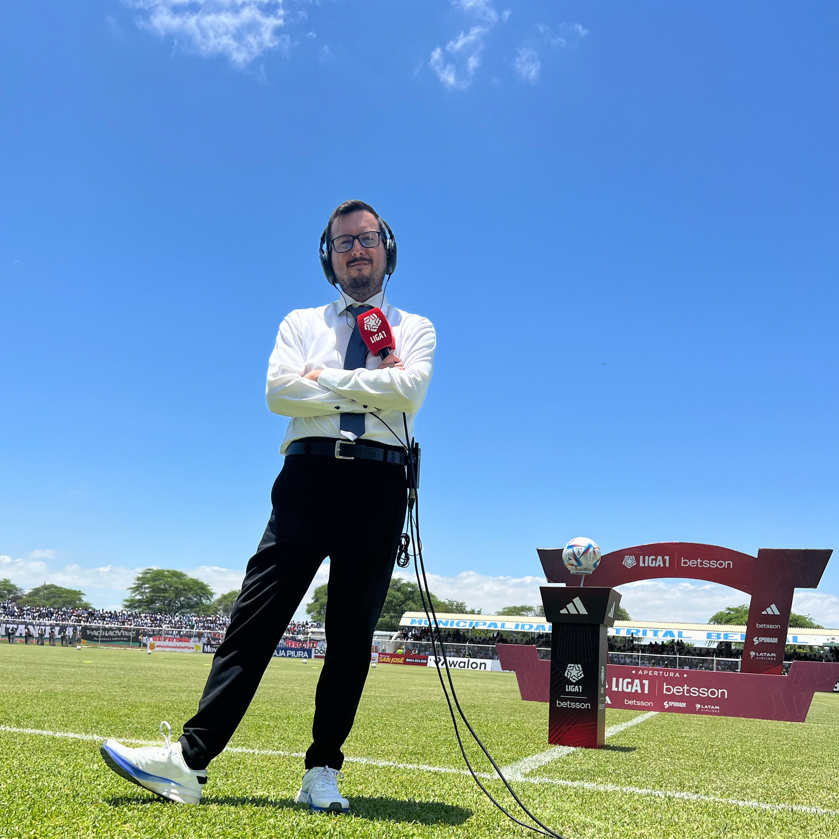 Eduardo Combe se inició como periodista deportivo en prensa escrita. Hoy su cobertura informativa la ha trasladado a la televisión.