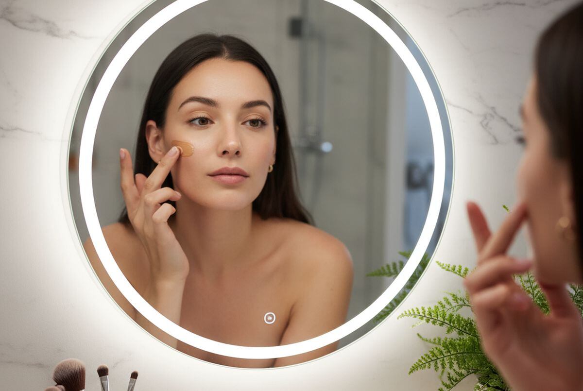 El protector solar con color te ayuda a disimulan imperfecciones como manchas, rojeces o marcas, además que te protege del daño de los rayos ultravioleta del sol. (Crédito: Imagen creada por El Comercio MAG usando la IA de Perplexity)