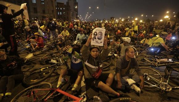 Grupos de ciclistas protestaron en los exteriores de Palacio de Justicia por la muerte de dos de sus compañeros en la Panamericana Sur. (Foto: Anthony Niño de Guzmán/ @photo.gec)