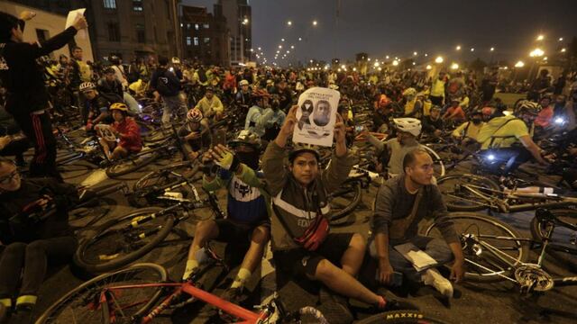 Ciclistas protestan frente al Palacio de Justicia por atropello y muerte de dos compañeros en la Panamericana Sur