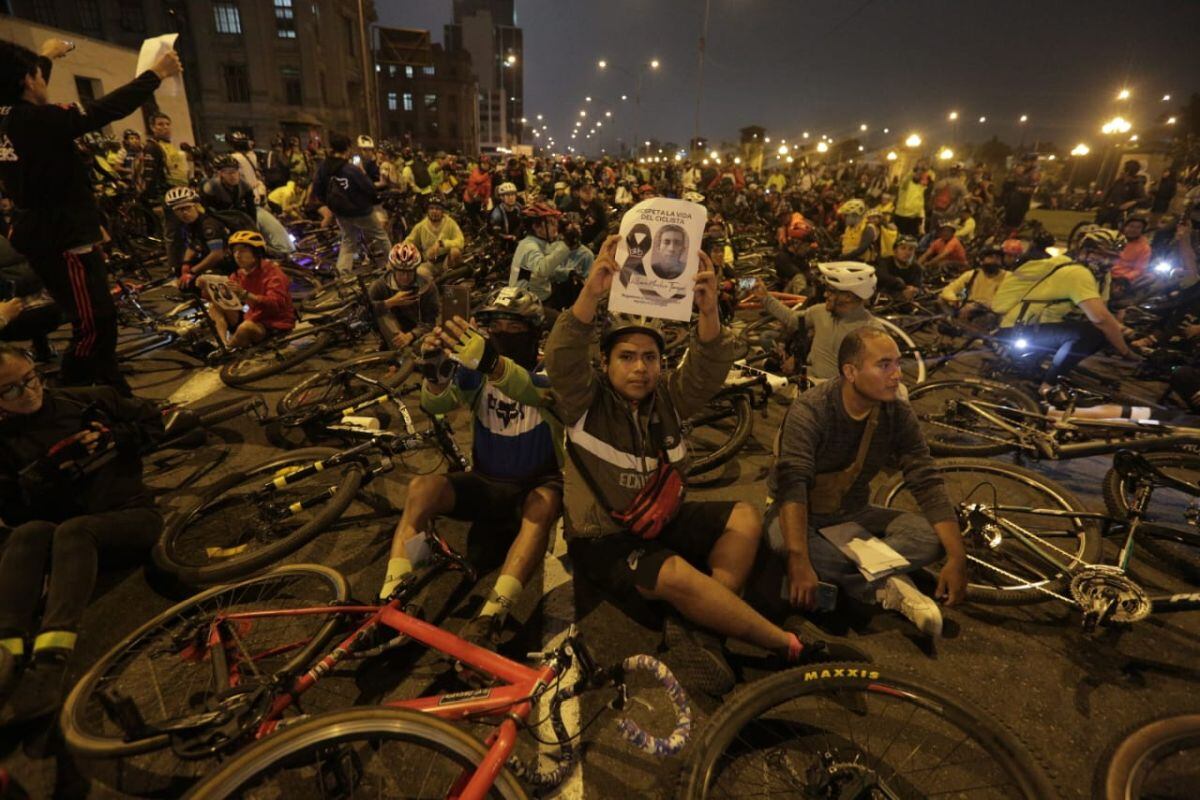 Grupos de ciclistas protestaron en los exteriores de Palacio de Justicia por la muerte de dos de sus compañeros en la Panamericana Sur. (Foto: Anthony Niño de Guzmán/ @photo.gec)