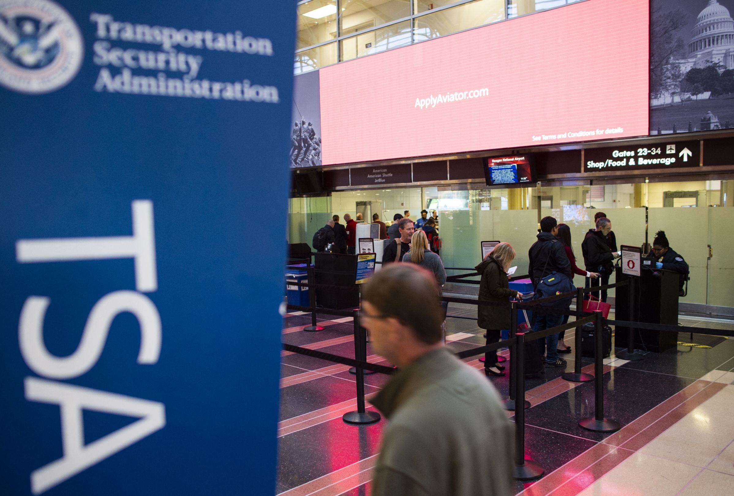 Expertos alertan sobre el riesgo migratorio al viajar en Navidad si se tiene un proceso pendiente. | Crédito: Andrew CABALLERO-REYNOLDS / AFP