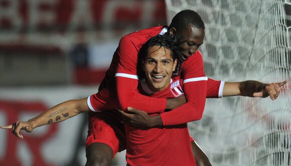 Peruvian forward Paolo Guerrero celebrates with forward Luis Advincula (back) after opening the score against Uruguay during their 2011 Copa America Group C first round football match, at the Estadio del Bicentenario stadium in San Juan, 1126 Km west of Buenos Aires, on July 4, 2011.     AFP PHOTO / RODRIGO ARANGUA (Photo by RODRIGO ARANGUA / AFP)