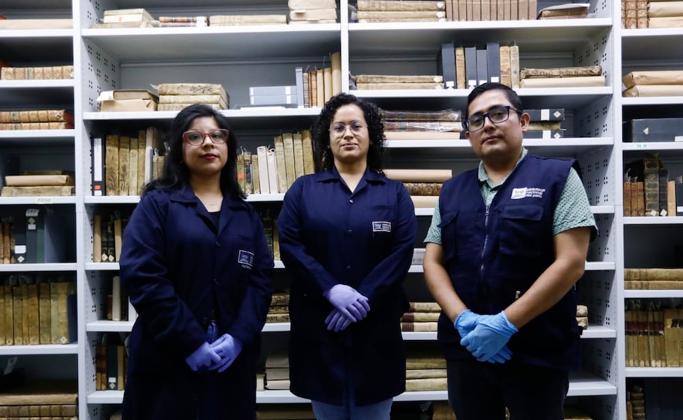 Erika Quintanilla, María Cuenca y Jimmy Martínez son tres de los guardianes de las joyas más antiguas de la Biblioteca Nacional del Perú. (Crédito: Jesús Saucedo).
