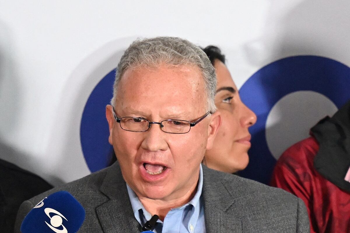 Perkins Rocha, asesor legal del partido opositor Vente Venezuela, habla con los medios mientras espera los resultados de las elecciones presidenciales en Caracas, el 28 de julio de 2024. (Foto de RAUL ARBOLEDA / AFP)