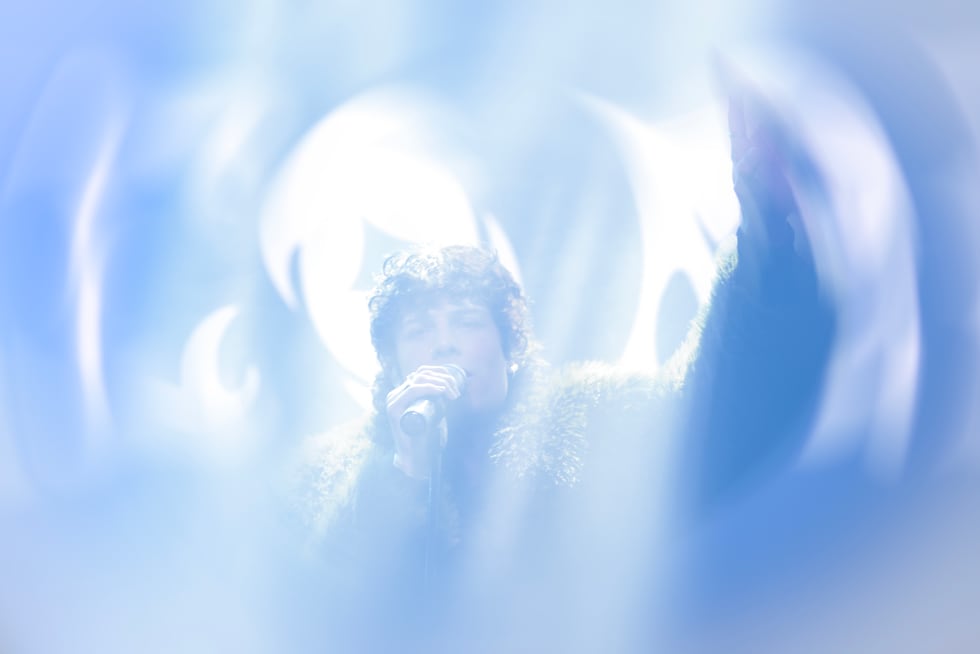 Superando las molestias de la noche anterior en Quito, y sorteando algunos inconvenientes con la guitarra, Rizzi no dejó de cantar y encantar a su fanaticada. ¡Te amo Leo!, le gritaba una fan, a lo que él le respondía que él también y otra fan levantando la voz más fuerte, decía: "¡Yo todavía más!".