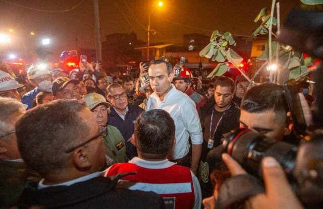El presidente José Jerí acudió en la noche del sábado al lugar donde se registró un incendio de importantes proporciones en la zona de Pamplona Alta, en SJM | Foto: Fernando Sangama / @photo.gec