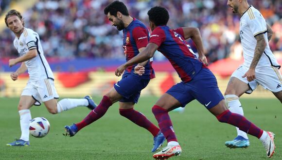 Mira las alineaciones de Real Madrid y Barcelona en una nueva edición del ‘Clásico de España’ por LaLiga EA Sports. (Photo by LLUIS GENE / AFP)