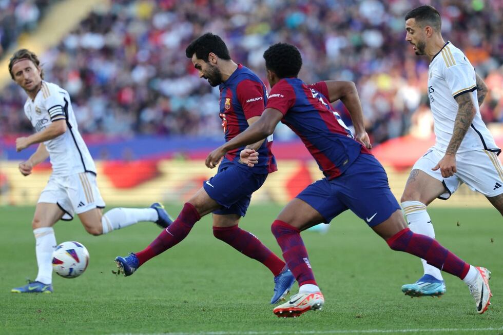Mira las alineaciones de Real Madrid y Barcelona en una nueva edición del ‘Clásico de España’ por LaLiga EA Sports. (Photo by LLUIS GENE / AFP)