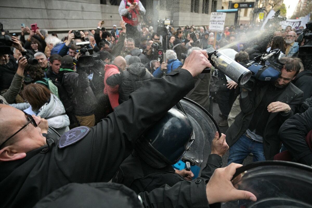 La policía se enfrenta a manifestantes durante una protesta contra el veto del presidente argentino Javier Milei a la ley de movilidad previsional frente al Congreso Nacional, en Buenos Aires, el 28 de agosto de 2024. (Foto de JUAN MABROMATA / AFP)