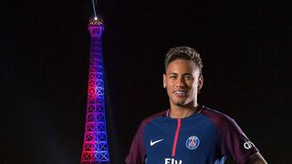 Neymar se mostró "emocionado" por el homenaje que le dieron frente a la Torre Eiffel