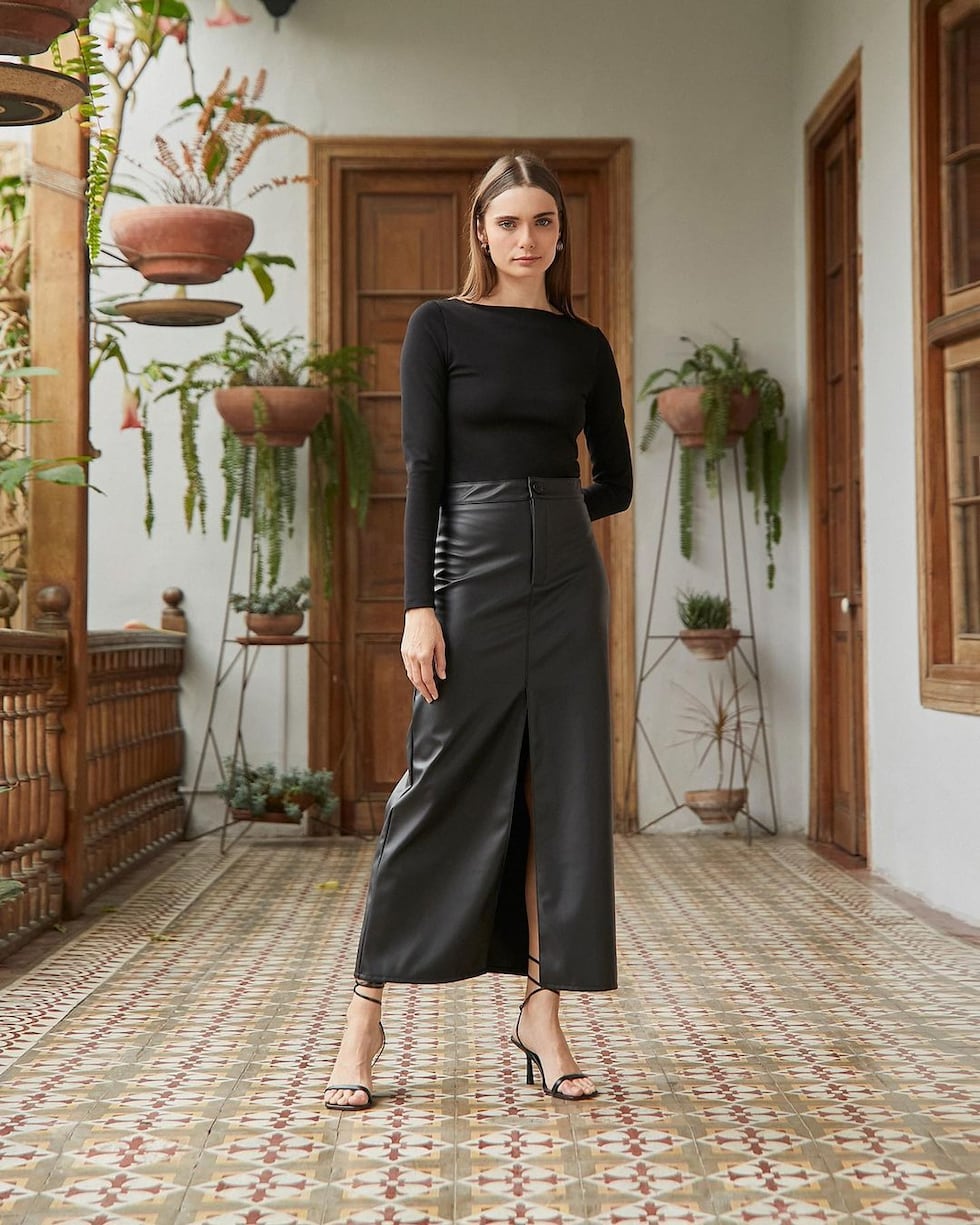 Si quieres cambiar tus pantalones de invierno por una prenda más interesante, las faldas de cuerina serán tu mejor alternativa. La firma local Ciao Bella cuenta con este exclusivo diseño en diferentes tonalidades. (Foto: IG @ciaobella.pe).