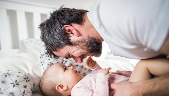 Un hombre puede ser padre hasta en la edad avanzada. Los expertos sugieren que hasta los 45 años, un hombre está en su mejor capacidad genética.