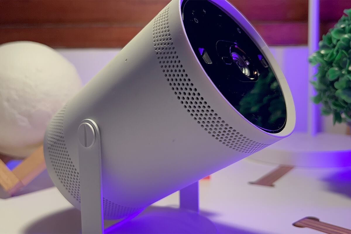 Samsung ha creado un proyector portátil con versatilidad y que puede girar cerca de los 360 grados para convertir tu casa en sala de cine. (Foto: MAG - Rommel Yupanqui)