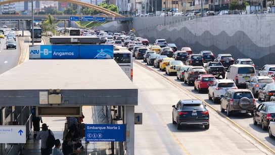 Vehículos particulares que utilizan ilegalmente el carril exclusivo del Metropolitano para evitar la congestión vehicular de Lima. (Fotos: César Campos, Mario Zapata y Diego Aquino).