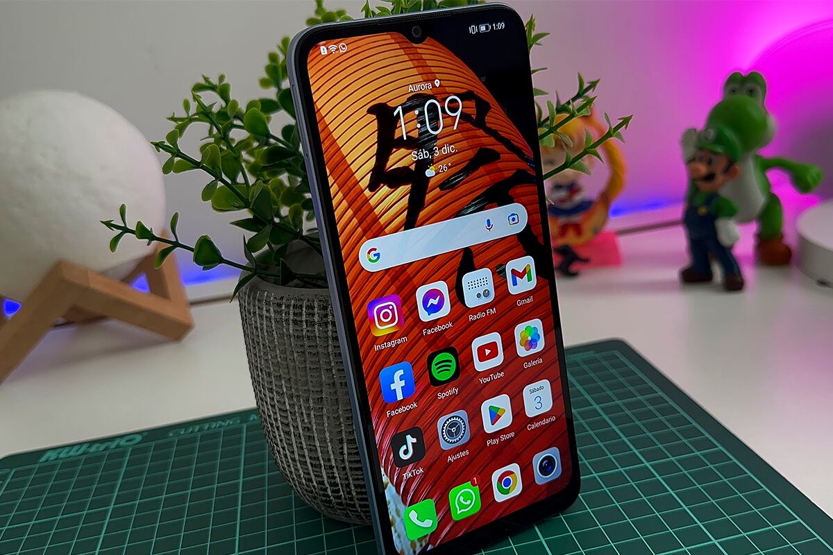 El Honor X6s es bastante delgado, tanto así que no molesta al sostenerlo con una sola mano. (Foto: MAG - Rommel Yupanqui)