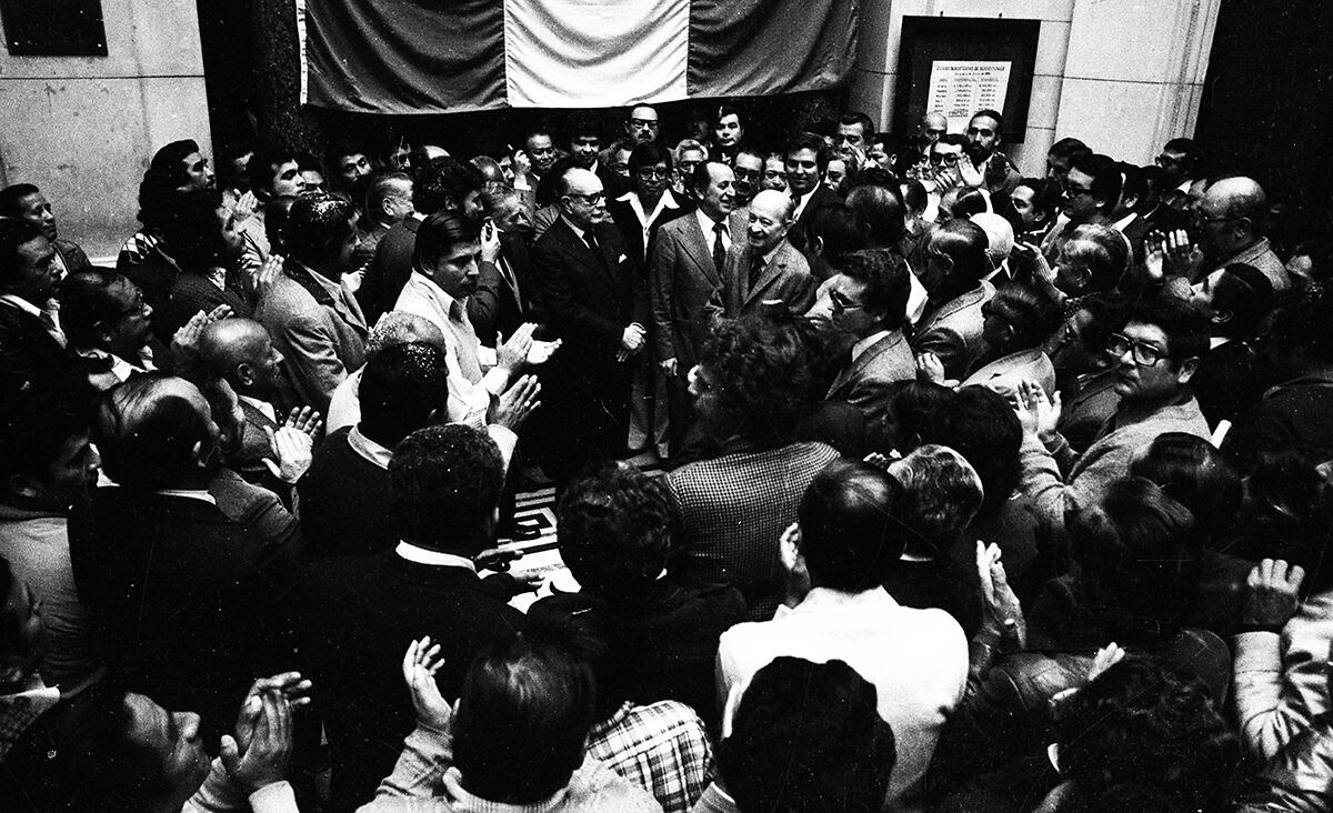 Tras vivir el dolor y la pena de ser impedido de entrar al diario de toda su vida por seis años, Alejandro Miró Quesada Garland disfrutó unos momentos de emocionante reencuentro con sus colegas aquel 29 de julio de 1980. (Foto: Archivo Histórico de El Comercio)