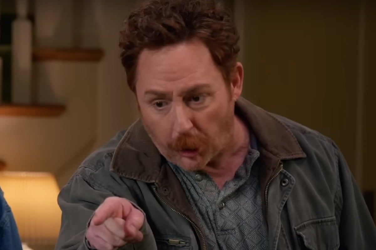 Matty Bennett (Scott Grimes) regañando al oso de peluche por causar destrozos en la miniserie "Ted" (Foto: Peacock)