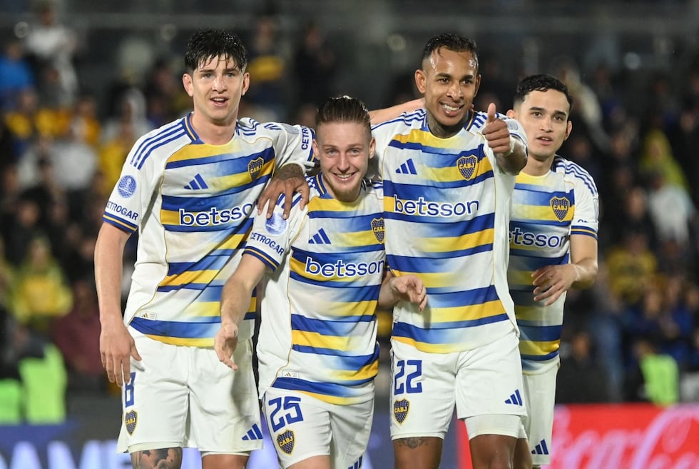 Boca Juniors' midfielder #25 Santiago Ascacibar (C) celebrates scoring his team's first goal with midfielder #08 Tomas Belmonte and Colombian forward #22 Sebastian Villa during the second leg of the Copa Sudamericana round of 16 football match between Paraguay's Deportivo Recoleta and Argentina's Boca Juniors, at the Defensores del Chaco stadium in Asuncion on August 18, 2026. (Photo by DANIEL DUARTE / AFP)