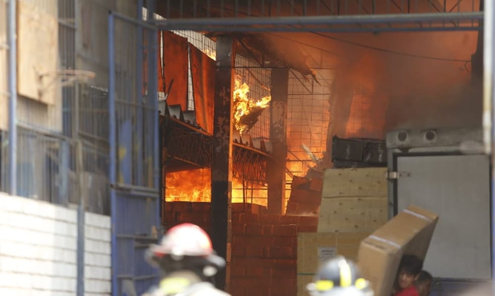 Más de 13 unidades de bomberos atienden el incendio de código 3 en el Cercado de Lima | Foto: Anthony Niño de Guzmán/@photo.gec